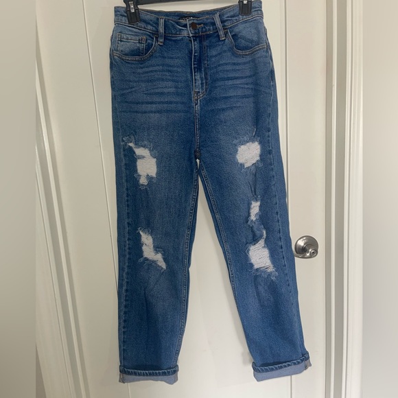 FashionNova 90’s Ripped Mom Jean - Picture 4 of 6
